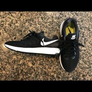 Size 8 women’s Nike Pegasus 33